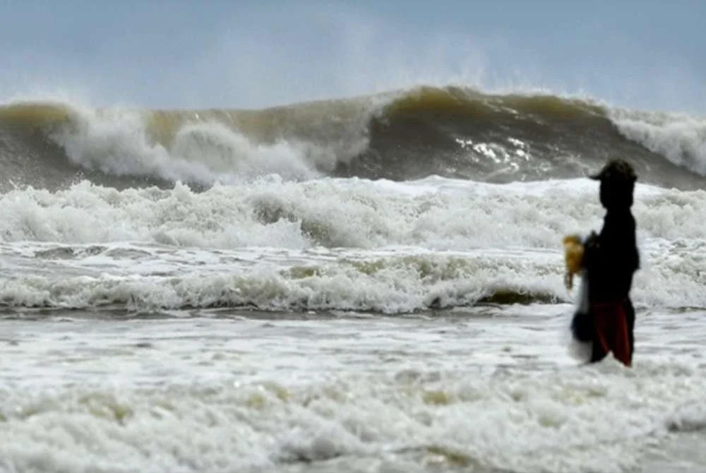 Kawasan pantai terutama di Pantai Timur lebih berisiko tinggi berbanding kawasan Pantai Barat yang lebih landai dan ombak tidak terlalu kuat.