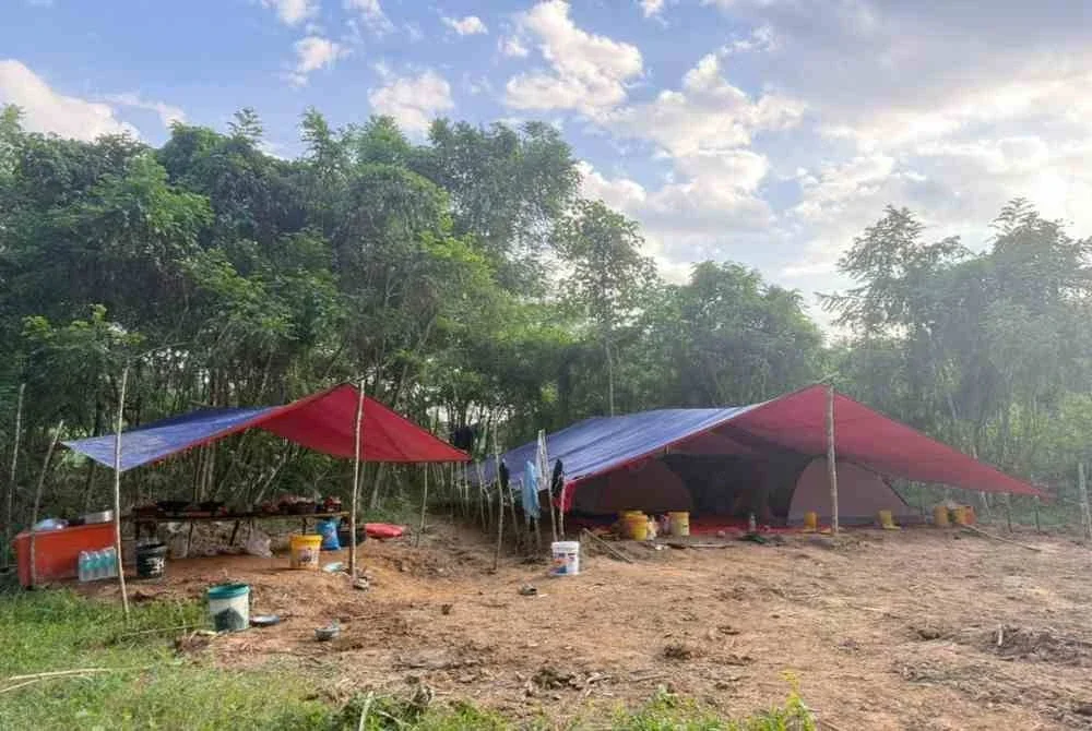 Khemah yang dipercayai menjadi tempat tinggal suspek bagi melakukan aktiviti perlombongan haram di kawasan ladang kelapa sawit di Sungai Terah, Gua Musang. Foto: PSP