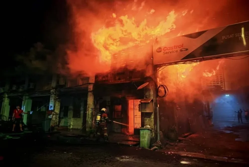 Lima unit rumah kedai dua tingkat musnah dalam satu kebakaran di Lebuh Presgrave, George Town pada Ahad.