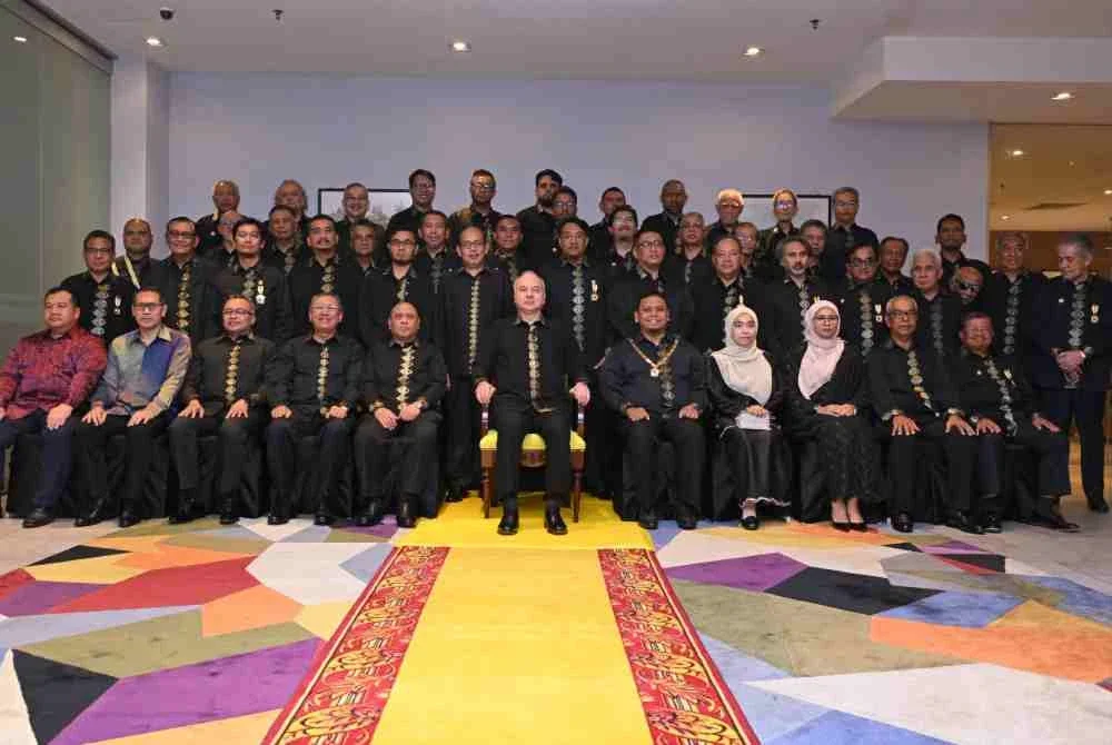 Sultan Nazrin (tengah) turut berkenan berangkat ke Majlis Permasyhuran Presiden Kelab Bakti Gunung Keledang 2026 di sebuah hotel di Meru Raya, pada malam Ahad.