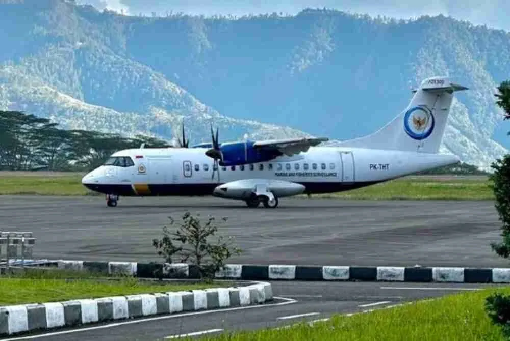 Pesawat ATR-42-500 milik Indonesia Air Transport saat mendarat di Lapangan Bandar Udara Rembele pada 5 Disember 2025 lalu.
Foto: Agensi