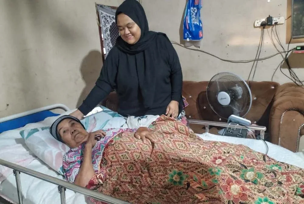 Nur Nurliana mengakui sudah payah Noriah menjaga mereka empat beradik membuatkan mereka berkorban menjaga neneknya yang menderita penyakit angin ahmar di Felda Kota Gelanggi Dua, di sini.