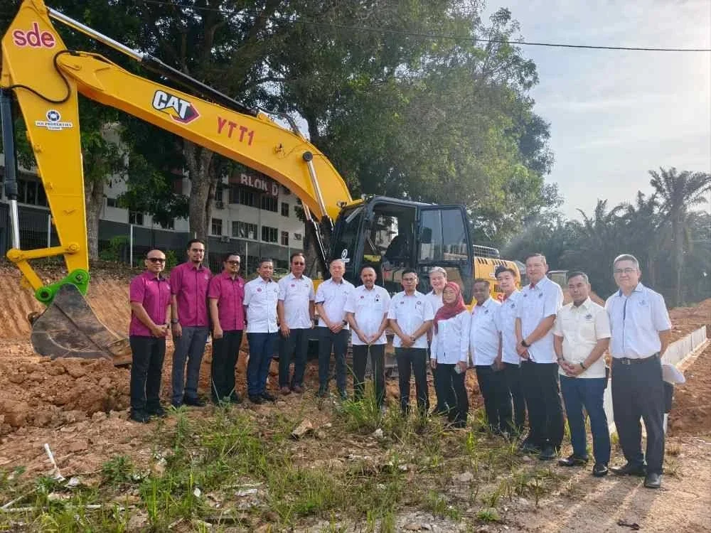 Mohd Jafni (tujuh dari kiri) pada Majlis Pecah Tanah Permulaan Kerja Jalan Alternatif Bandar Putra ke Saleng, Kulai.