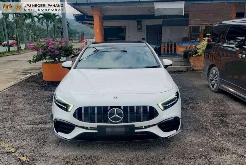 Salah sebuah kereta mewah yang disita oleh JPJ Pahang dalam satu operasi khas di Bentong pada Sabtu dan Ahad.