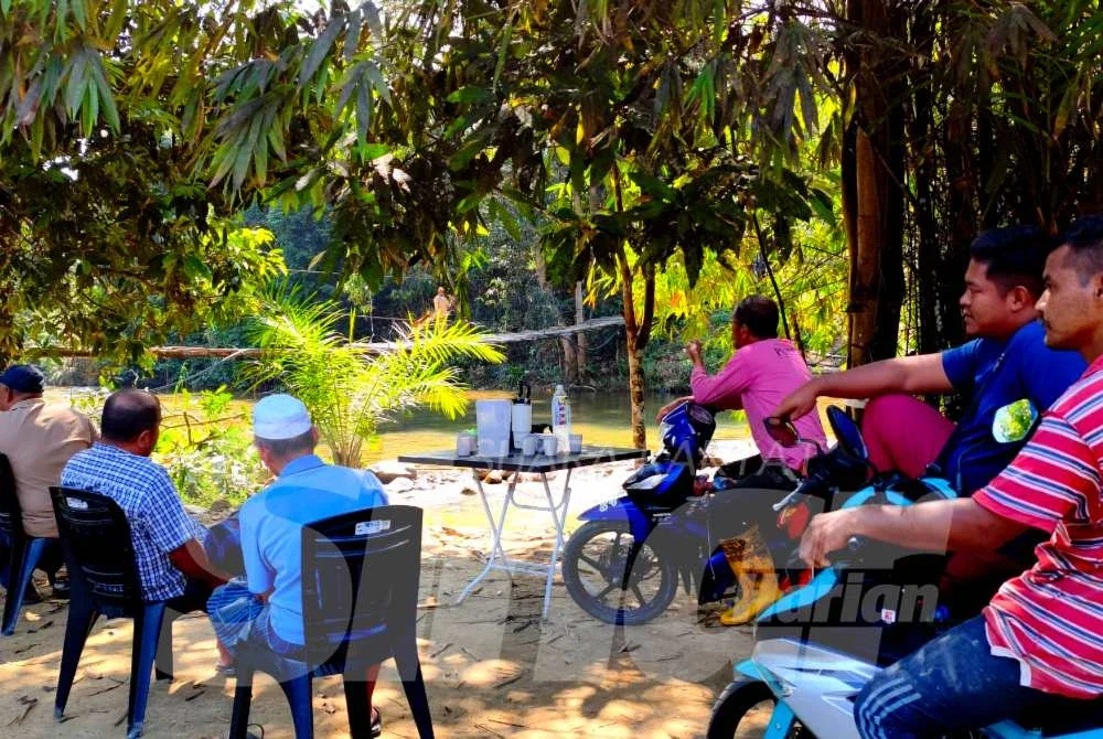 Penduduk di Kampung Chatel Damai, Lata Rek, Kuala Krai melahirkan rasa syukur dan berterima kasih kepada Perdana Menteri, Datuk Seri Anwar Ibrahim di atas keprihatinan serta meluluskan peruntukan segera membina sebuah jambatan bagi menggantikan titi gantung berusia 24 tahun yang runtuh pada 1 Januari lalu.