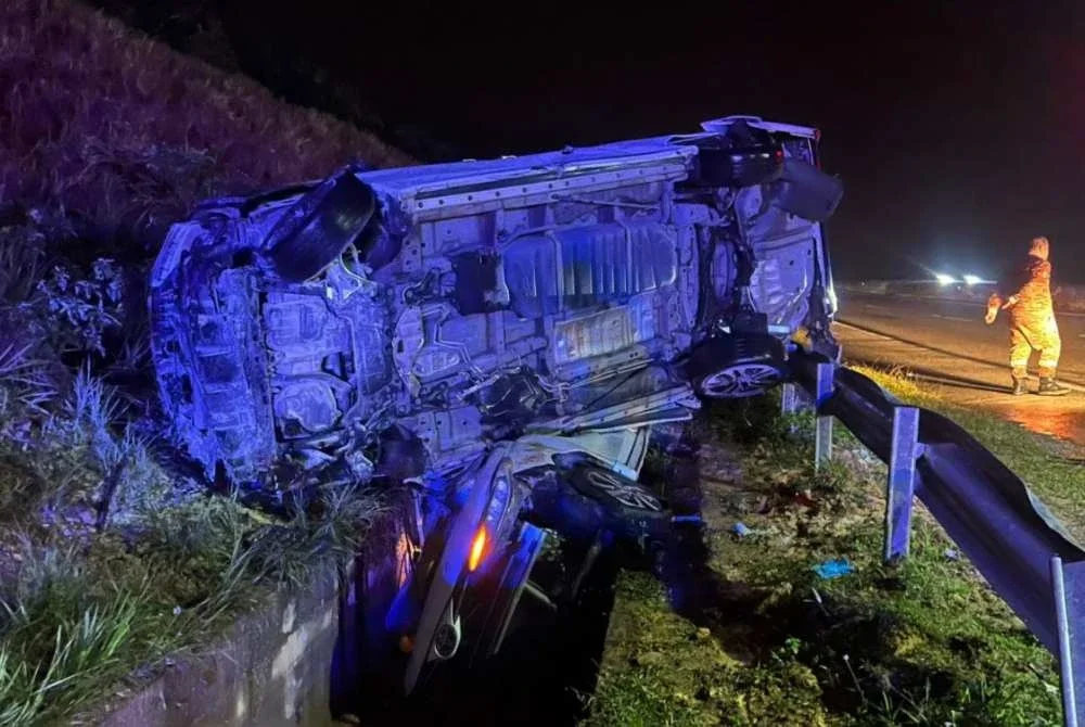 Keadaan salah sebuah kereta yang terlibat dalam kemalangan membabitkan tiga kenderaan di di Kilometer 19.4 Lingkaran Tengah Utama (CSR) arah Raub pada Ahad. Foto Polis Bentong