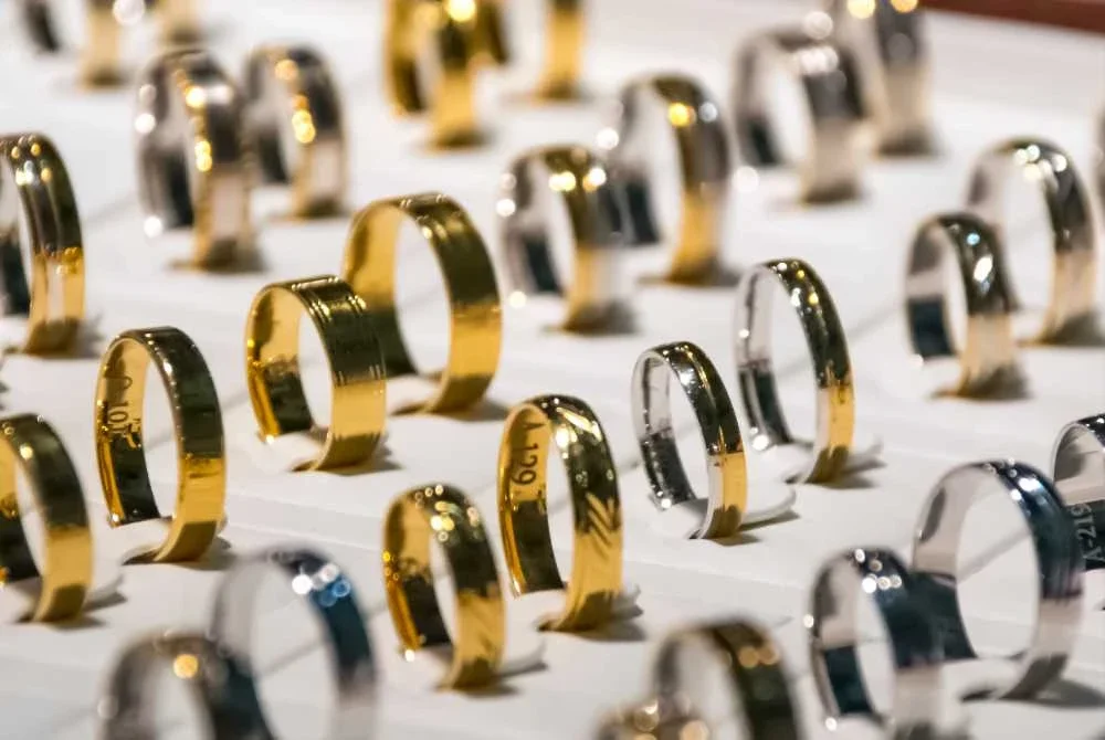 Harga emas dan perak melonjak ke paras tertinggi baharu pada Isnin. Foto hiasan