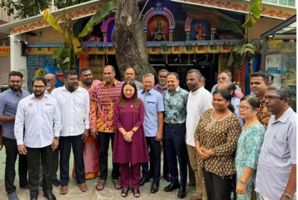 Hannah Yeoh (tengah) bersama pemimpin India lain menyelesaikan isu kuil Sri Patrakaliamman.