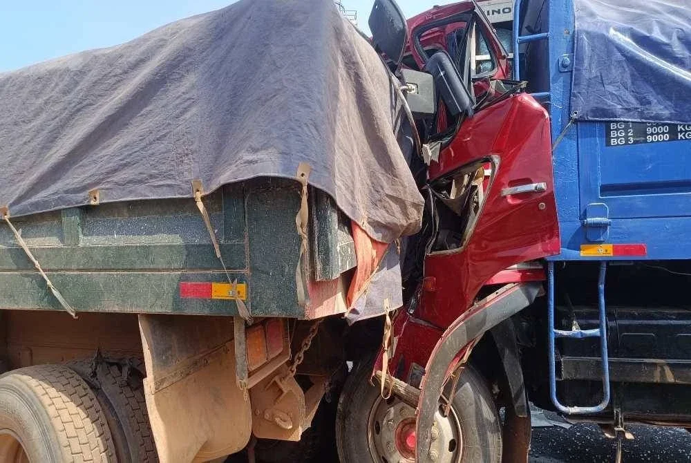 Kejadian menyebabkan seorang pemandu lori parah kerana tersepit.