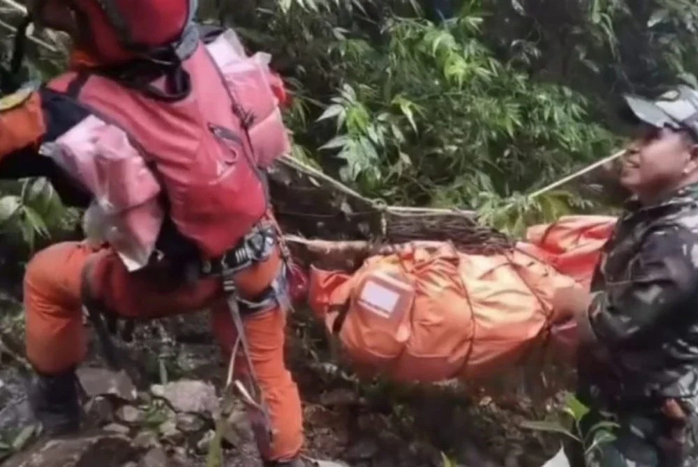 Operasi SAR itu berdepan cabaran cuaca buruk dan bentuk muka bumi di lokasi nahas. - Foto Agensi