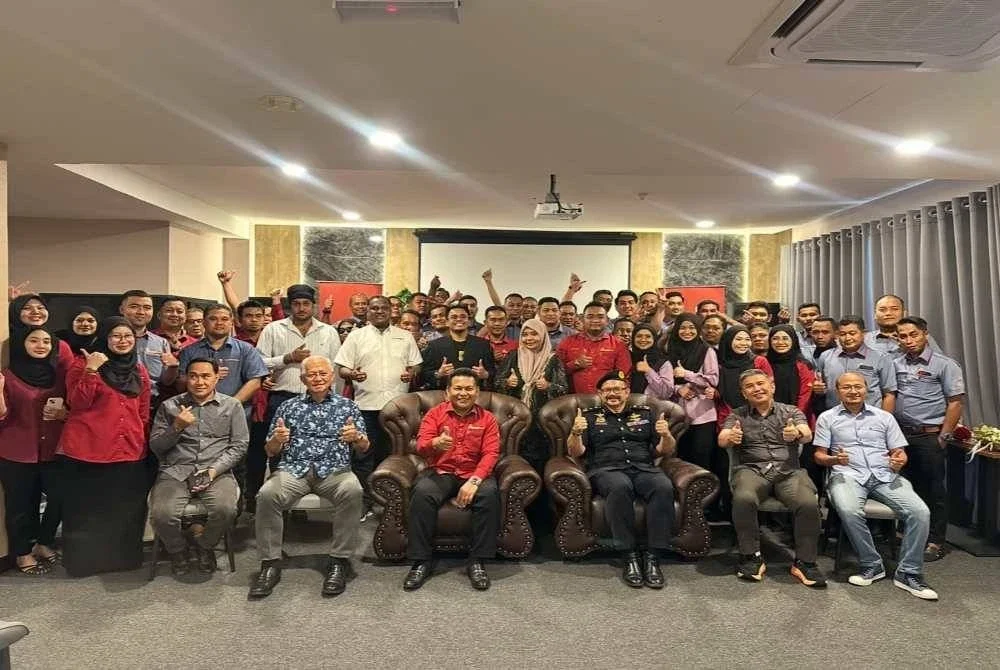 Peserta terdiri pemandu bas yang mengambil kurus bergambar dengan tetamu yang hadir. 
ADILA SHARINNI WAHID
Foto: SINAR HARIAN/ADILA SHARINNI WAHID