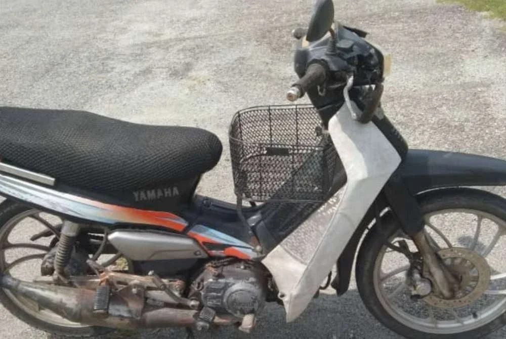 Motosikal yang ditunggang seorang lelaki berusia 81 tahun yang terlibat dalam kemalangan pada Isnin. Foto: PDRM 
