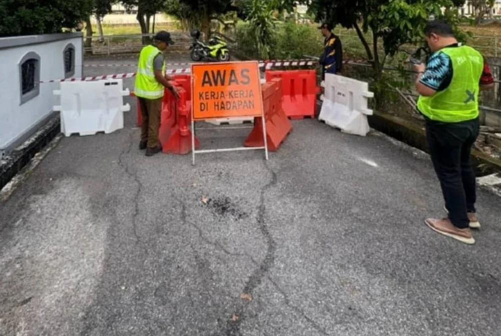 Tindakan awal telah diambil dengan memasang penghadang plastik di kedua-dua arah laluan bagi menghalang pergerakan kenderaan ke kawasan terjejas.