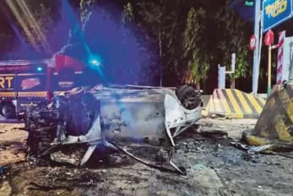 Dalam kejadian pada 1.15 pagi tadi, kenderaan Honda Civic dinaiki mangsa tiba-tiba hilang kawalan lalu melanggar pembahagi lorong tol menyebabkan ia terbalik dan terbakar.