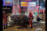 Dua individu ditemukan rentung dalam sebuah kereta yang terbakar di Plaza Tol Jitra, Lebuhraya Utara Selatan, arah utara di sini pada Isnin. FOTO: Bomba 