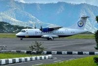 Pesawat ATR-42-500 milik Indonesia Air Transport saat mendarat di Lapangan Bandar Udara Rembele pada 5 Disember 2025 lalu.
Foto: Agensi