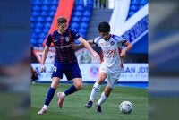 Pemain PDRM FC, Muhammad Fakhrul Azim Mohd Zulphatah cuba mengawal pergerakan pemain JDT, Oscar Aribas pada perlawanan berkenaan. - Foto Johor Southern Tigers