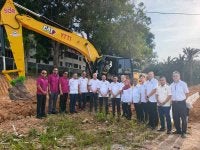 Mohd Jafni (tujuh dari kiri) pada Majlis Pecah Tanah Permulaan Kerja Jalan Alternatif Bandar Putra ke Saleng, Kulai.