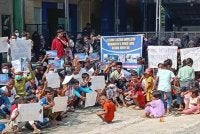 Peserta demonstrasi membawa sepanduk yang menekankan keperluan mendesak mereka, termasuk sokongan kewangan yang mencukupi, bantuan perubatan segera, pendidikan untuk anak-anak dan tempat tinggal yang lebih layak.