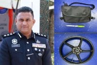  Kumarasan (kanan) dan rim motosikal, beg silang serta pisau yang dirampas daripada suspek yang menyerang anggota polis di Balai Polis Mutiara Rini pada Ahad.
