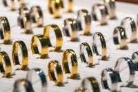 Harga emas dan perak melonjak ke paras tertinggi baharu pada Isnin. Foto hiasan