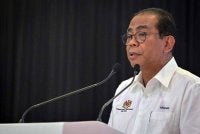 Menteri Pertahanan, Datuk Seri Mohamed Khaled Nordin berkata, MINDEF membuat laporan polis susulan dakwaan kebocoran maklumat membabitkan nama, jawatan serta pergerakan tugas pegawai kanan ATM. Foto Bernama. 