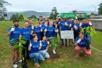 Juan Aranols (tengah) bersama barisan kepimpinan dan sukarelawan Nestle meraikan kejayaan penutup Project RELeaf dengan mencapai sasaran penanaman tiga juta pokok di seluruh negara.