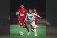 Mohd Faizal (kanan) dikejar oleh pemain Kelantan TRW semasa melarikan bola pada aksi pertama pusingan kedua Piala Malaysia di Stadium Sultan Muhammad IV, Kota Bharu pada Isnin. Foto SELANGOR FC