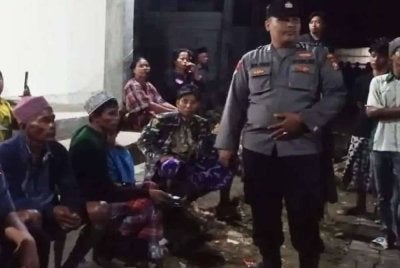 Seorang lelaki yang menjalinkan hubungan terlarang dengan isteri orang berdepan padah setelah dia ditangkap penduduk setempat. - Foto Agensi