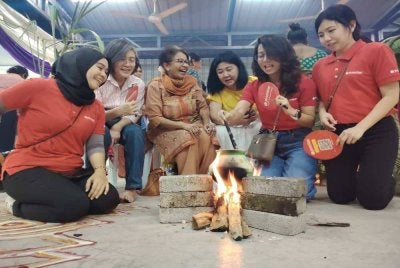 Ai Nah (dua dari kanan) bersama ahli jawatankuasa penaja meraikan sambutan Kanni Pongal di Kuil Sri Maha Mariamman, Bukit Kiara pada Sabtu.