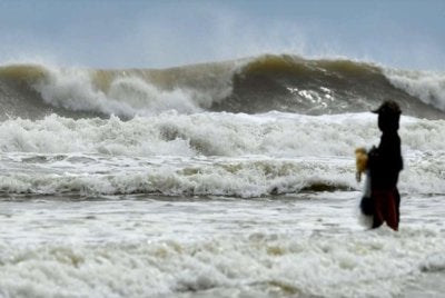 Kawasan pantai terutama di Pantai Timur lebih berisiko tinggi berbanding kawasan Pantai Barat yang lebih landai dan ombak tidak terlalu kuat.
