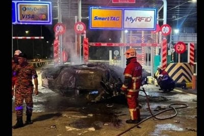 Dua individu ditemukan rentung dalam sebuah kereta yang terbakar di Plaza Tol Jitra, Lebuhraya Utara Selatan, arah utara di sini pada Isnin. FOTO: Bomba 