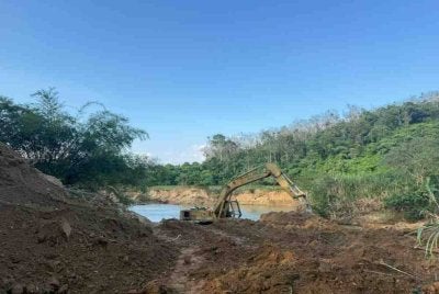 Excavator antara jentera yang disita untuk tindakan berkenaan kes perlombongan emas haram di kawasan ladang kelapa sawit di Sungai Terah, Gua Musang. Foto: PSP
