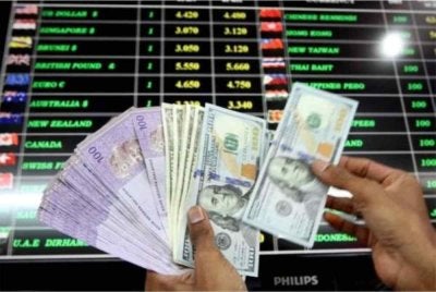 Ringgit dibuka tinggi berbanding dolar AS disokong oleh KDNK awal yang lebih kukuh daripada jangkaan. Foto hiasan