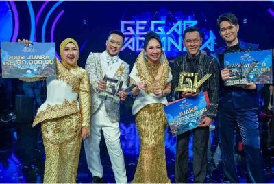 Penyanyi kelahiran Singapura, Iskandar Ismail (dua, kanan) dinobatkan sebagai juara Gegar Vaganza musim ke-12 (GV12) yang berlangsung penuh meriah di Auditorium MBSA, malam tadi. Naib juara GV12 menjadi milik trio dari Indonesia, Mendua, yang dianggotai Pungky Purnanto (dua, kiri), Marishaa Friska Halauwet (kiri) dan Diana Puspitasari (tiga, kiri) manakala Ahmad Nubhan Ahmad (kanan) meraih tempat ketiga.