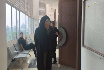 Mastura yang memakai jubah hitam hadir ke Mahkamah Sesyen Shah Alam pada Isnin bagi menghadapi empat kes menerima suapan RM140,000 pada Mei tahun lalu. Foto: Sinar Harian