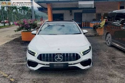 Salah sebuah kereta mewah yang disita oleh JPJ Pahang dalam satu operasi khas di Bentong pada Sabtu dan Ahad.
