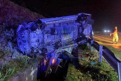 Keadaan salah sebuah kereta yang terlibat dalam kemalangan membabitkan tiga kenderaan di di Kilometer 19.4 Lingkaran Tengah Utama (CSR) arah Raub pada Ahad. Foto Polis Bentong
