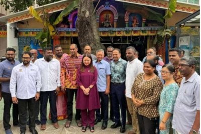 Hannah Yeoh (tengah) bersama pemimpin India lain menyelesaikan isu kuil Sri Patrakaliamman.