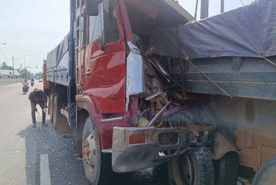 Seorang pemandu lori berusia 36 tahun cedera parah apabila lori dipandunya berlanggar dengan sebuah lori lain.