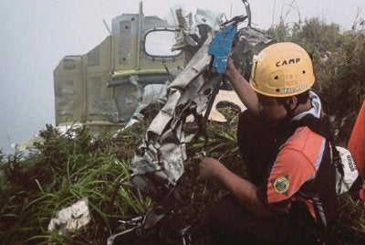 Siasatan awal mendapati pesawat ringan ATR 42-500 milik Indonesia Air Transport (IAT) yang membawa 10 penumpang dari Yogyakarta menuju Makassar terlibat nahas selepas merempuh bukit.