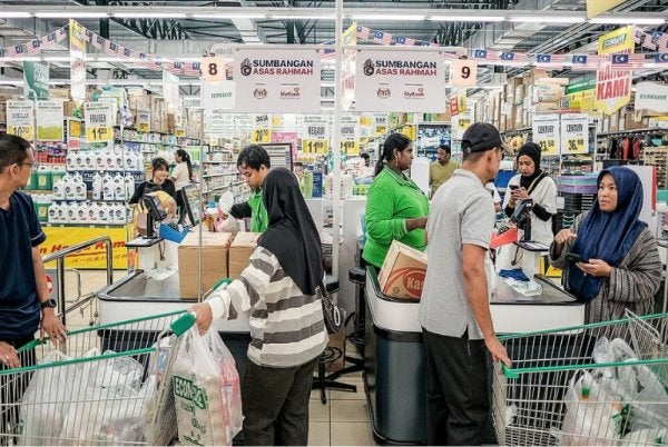 Program bantuan tunai bersasar seperti STR dan SARA turut menyumbang kepada pengukuhan perbelanjaan isi rumah sekali gus meningkatkan aktiviti ekonomi secara keseluruhan.