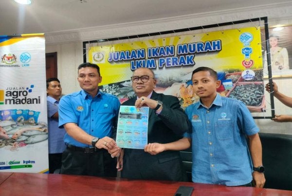 Mohd Zolkafly (tengah) menunjukkan poster Program Jualan Sejahtera Rakyat Ikan Murah dengan kerjasama LKIM Perak selepas sidang media di pejabatnya di sini pada Isnin.