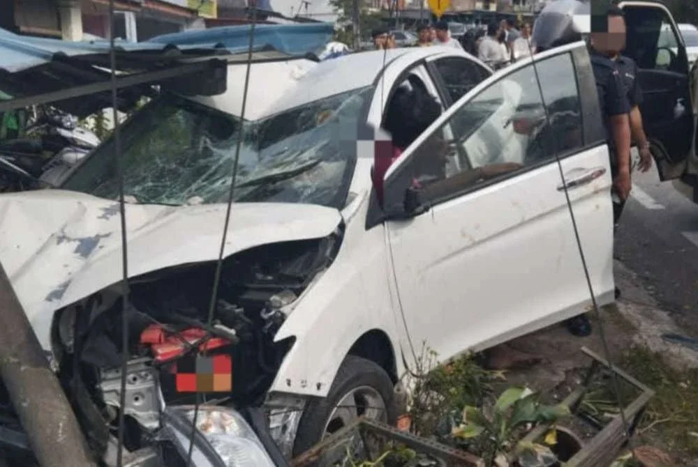 Tiga buah kereta, sebuah motosikal dan sebuah rumah di Jalan Permas 1, Permas Jaya mengalami kerosakan teruk akibat nahas yang berlaku. - Foto tular