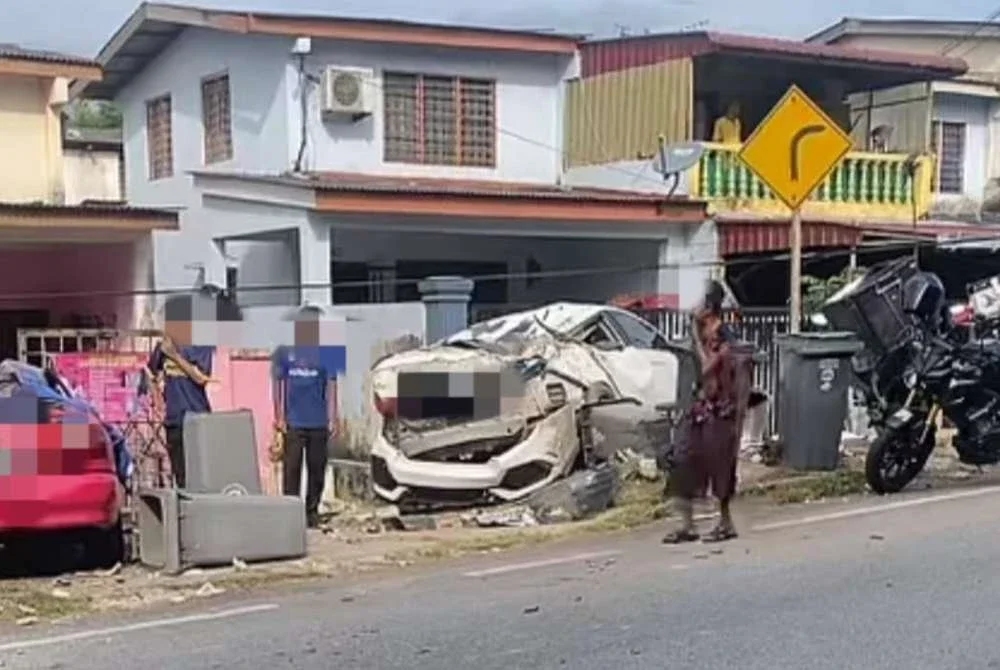 Tiga buah kereta, sebuah motosikal dan sebuah rumah di Jalan Permas 1, Permas Jaya mengalami kerosakan teruk akibat nahas yang berlaku. - Foto tular