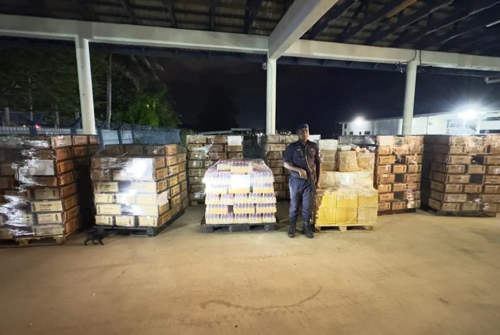 Anggota PPM Wilayah Tiga Kuantan bersama barang rampasan hasil pemeriksaan ke atas sebuah stor di Jalan Kuantan-Sungai Lembing pada Isnin.