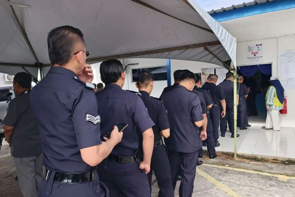 Proses undi awal melibatkan anggota polis berlangsung di Teratak IPD Kinabatangan.