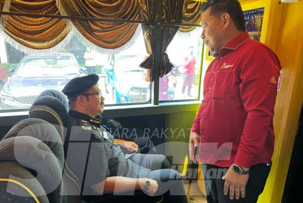 Mohd Misuari (kiri) mencuba kerusi urut sambil mendengar penerangan Mohd Suffian. 