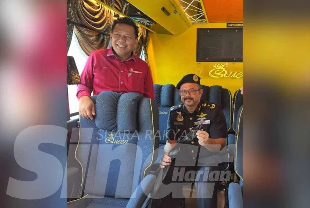 Mohd Misuari (kanan) menunjukkan kemudahan tali pinggang keledar dalam bas ekspres. 