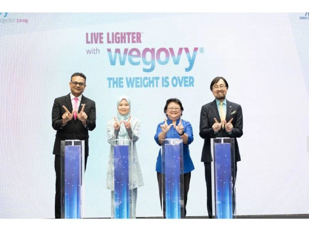 Dari kiri: Dr Praful Chakkarwar bersama Pakar Perunding Endokrinologi dan Presiden Persatuan Obesiti Malaysia (MYOS), Profesor Dr Rohana Abdul Ghani, Pakar Runding Endokrinologi, Emeritus[LC1.1] Profesor Dr Chan Siew Pheng serta Pakar Perunding Kardiologi Kanan merangkap Pengarah Jabatan Pengalaman Pelanggan, Datuk Seri Dr Azhari Rosman pada pelancaran Wegovy pada Khamis.